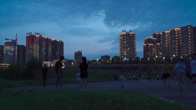 夏天城市夜晚公园人群散步纳凉