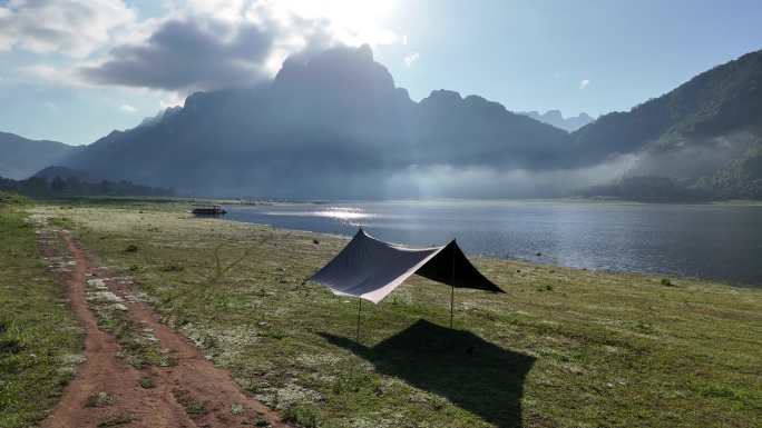 湖边的旅游露营帐篷天幕