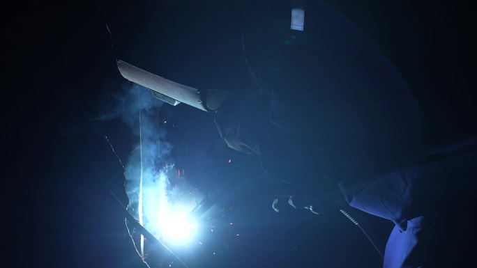人工焊接 火花四溅电焊工作视频素材