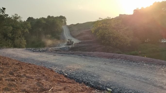 夕阳灰尘基建工地工程货车爬坡山路灰尘滚滚