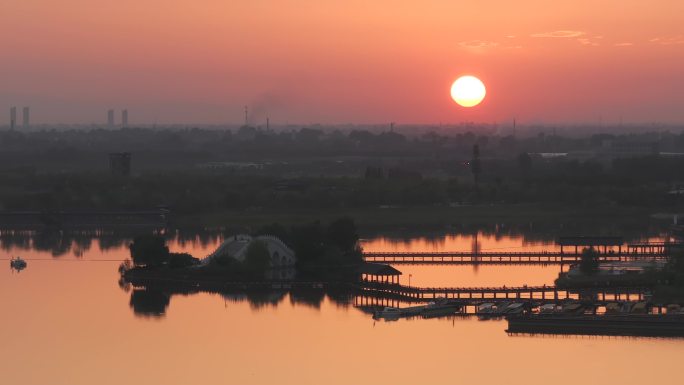 西安昆明池七夕公园晚霞日落大气湖面倒影