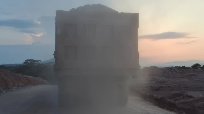 夕阳灰尘基建工地工程货车爬坡山路灰尘滚滚