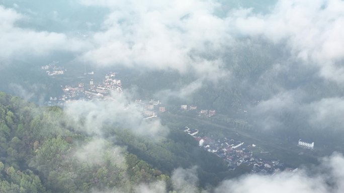 航拍江南浙江绍兴诸暨同山镇边村早晨云雾