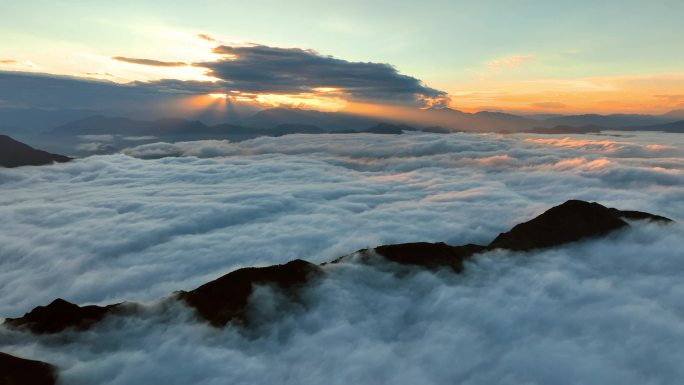 大山包云海云雾山峰日落