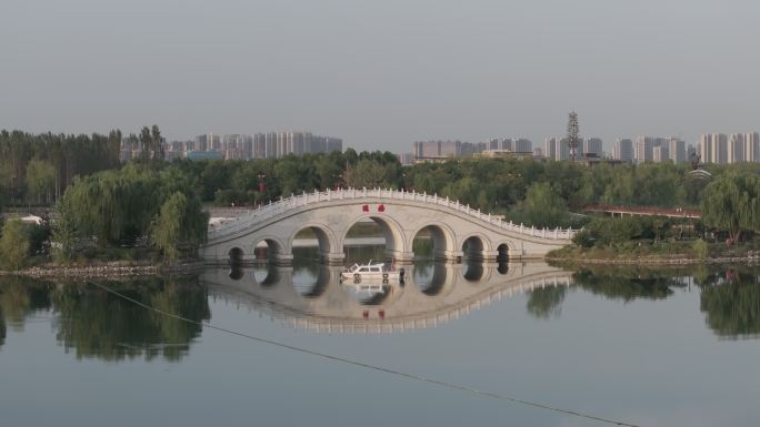 西安昆明池七夕公园晚霞日落大气湖面倒影