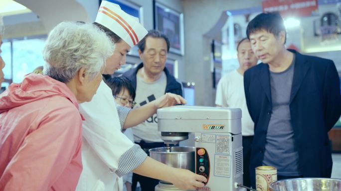 老年大学烹饪课老年人学习烹饪美食