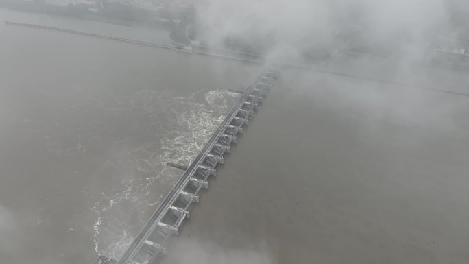 航拍襄阳汉江崔家营水利枢纽大坝泄洪