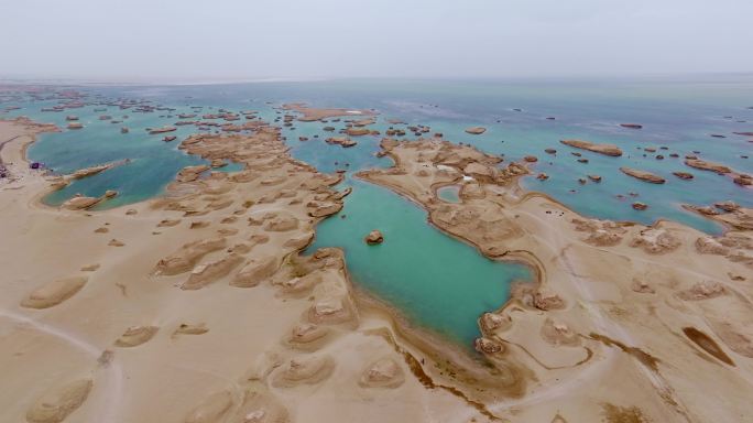 青海乌苏特 水上雅丹地貌