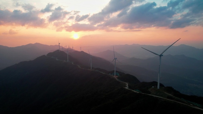 夕阳中的风力发电风车4K