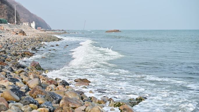 大连旅顺海边被风吹起的海浪