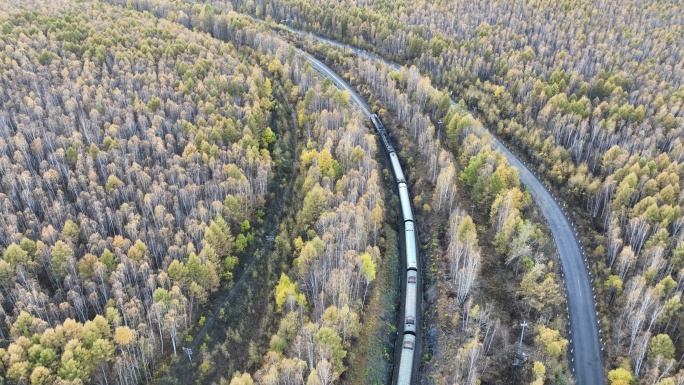 航拍大兴安岭秋季林海列车