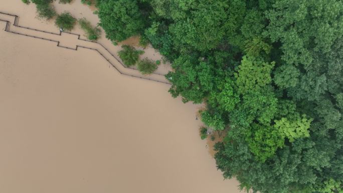 航拍山谷洪水浑水襄阳虎头山贾冲水库山洪