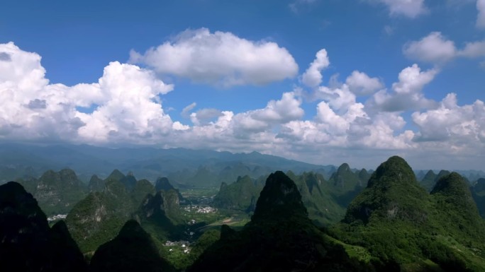 蓝天白云下的桂林山水延时拍摄