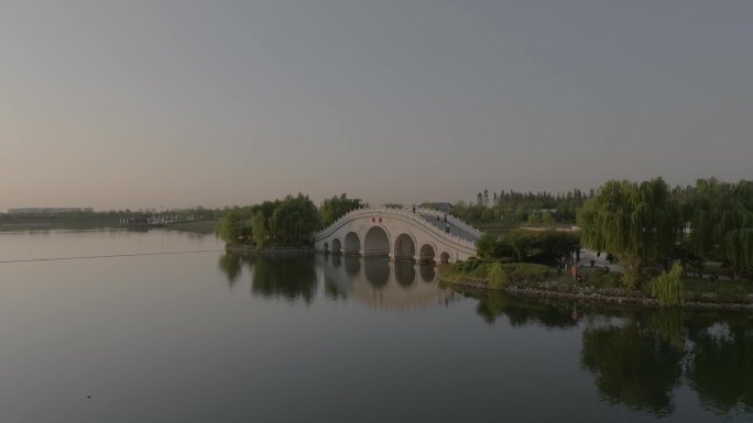 西安昆明池七夕公园晚霞日落大气湖面倒影