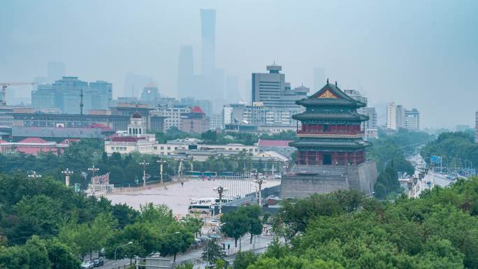中国北京正阳门雨雾天延时风光