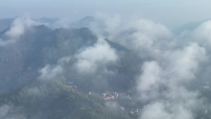 航拍浙江绍兴诸暨同山边村早晨云雾水墨农村