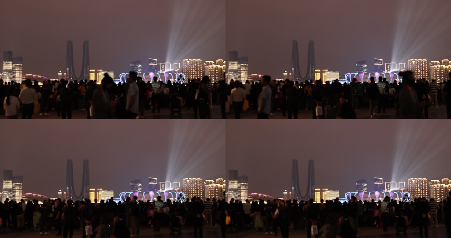人们在城市阳台观看亚运会开幕式灯光秀
