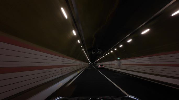 汽车经过隧道