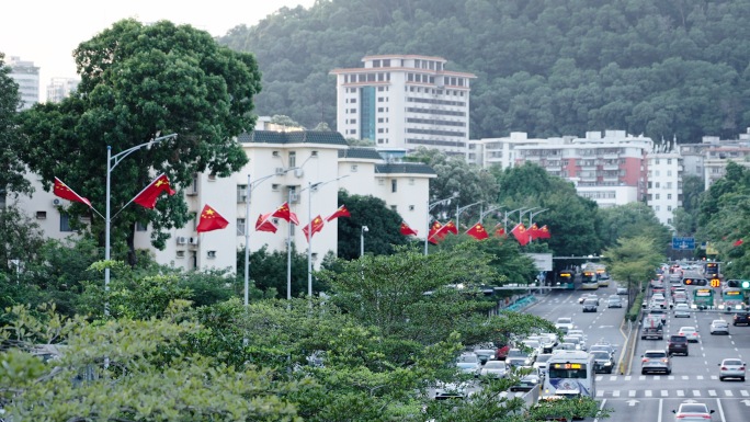 迎国庆城市街道红旗飘扬