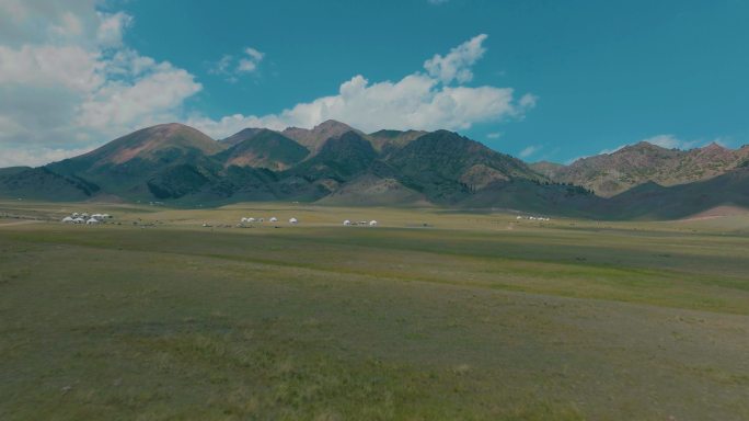 新疆大草原山脉自然风光