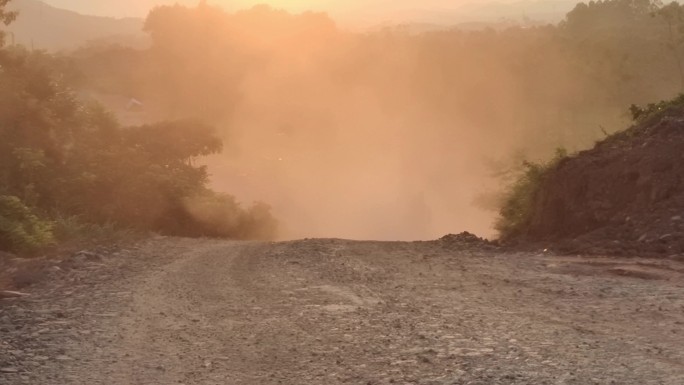 路面灰尘滚滚夕阳黄昏山路尘埃灰尘烟雾弥漫