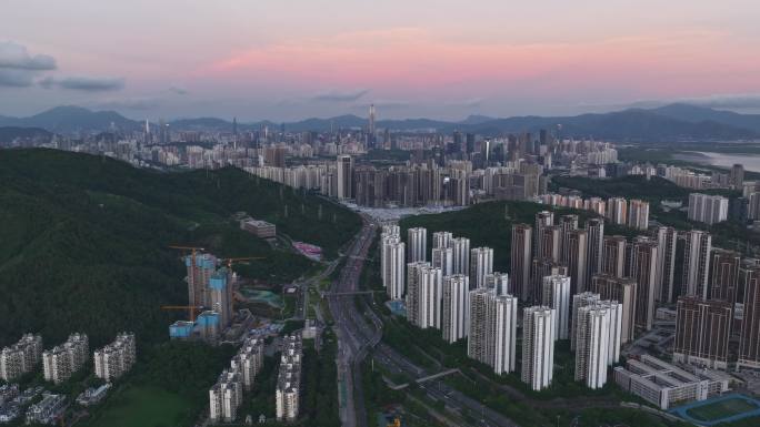 深圳市北环大道蓝调车流看平安大夏