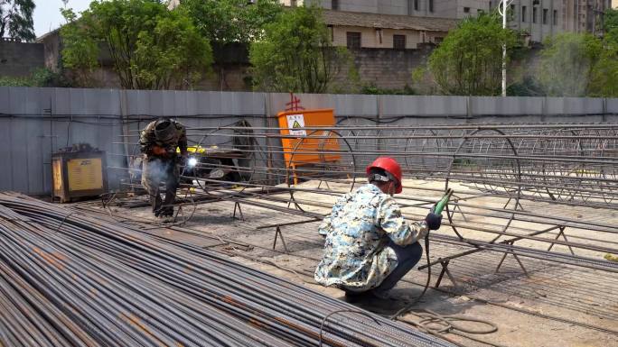 （原创）电焊工 砖井 工地下砖 农民工