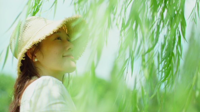 夏日 垂柳 阳光 微风 女性4