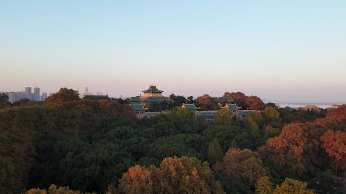 航拍秋天武汉大学校园历史古建筑老舍斋全景