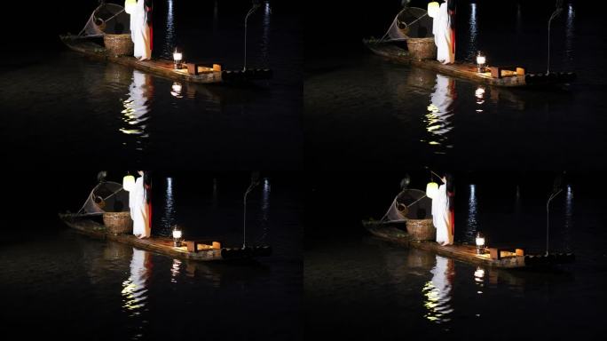 桂林山水漓江竹筏上的古装人物挑起灯火