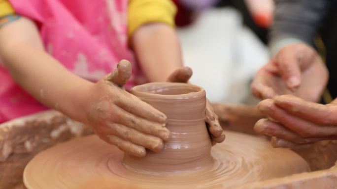 儿童制作陶土瓷器陶培