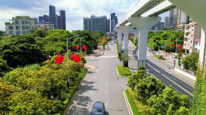 深圳喜迎国庆国旗飘扬在城市街道