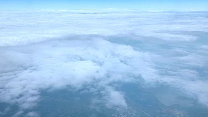 飞机起飞穿越云层