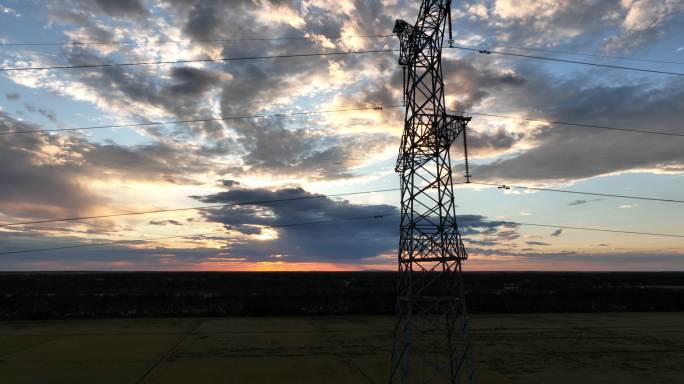 夕阳下高压电线铁塔航拍