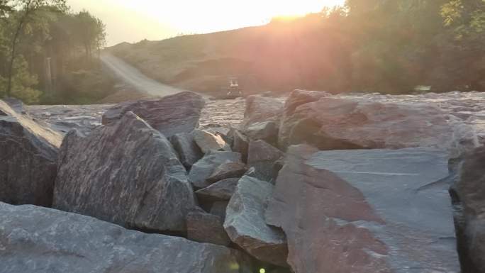 阳光自然 石头 山石花岗岩石子路碎石路面