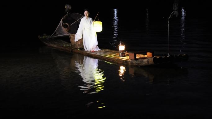 桂林山水漓江竹筏上的古装人物挑起灯火