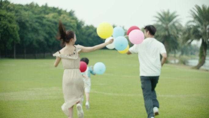 一家人小孩放风筝草原草地游玩气球幸福生活