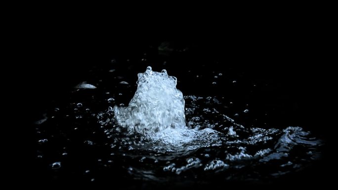实拍喷泉泉水带透明通道落差泉眼视频水泡沫