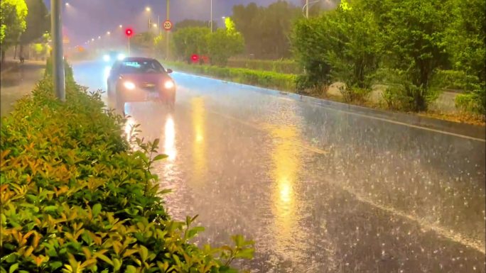 城市雨夜汽车在暴雨中行驶二