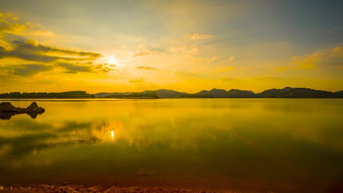 全高清湖面倒影日落夕阳丁达尔光线空镜头