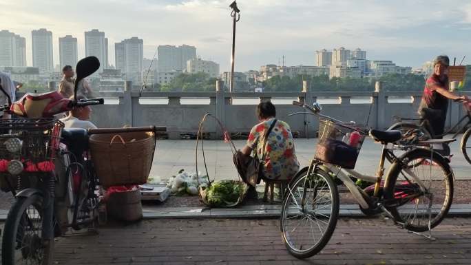 小城阳光早市民生百姓生活桥边商贩菜市场