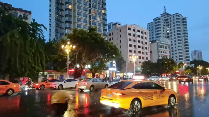 海南三亚台风来临时，城市街道大雨飘落