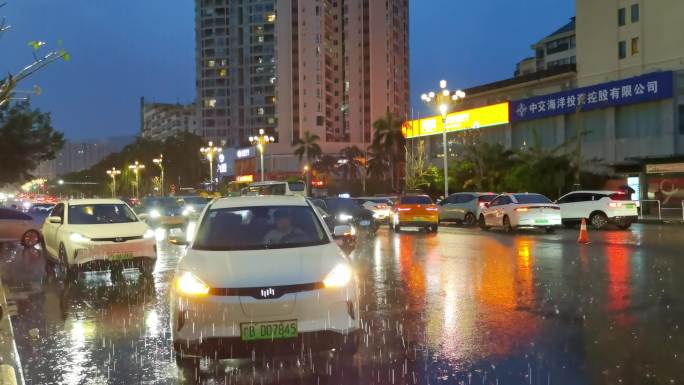 海南三亚台风来临时，城市街道大雨飘落