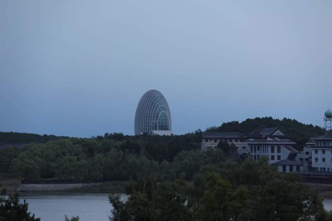 城市自然风景 雨天下的大贝壳建筑