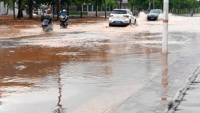 暴雨过后城市公路积水车辆水中行驶