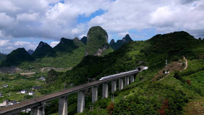 山谷隧道中驶出的高铁列车