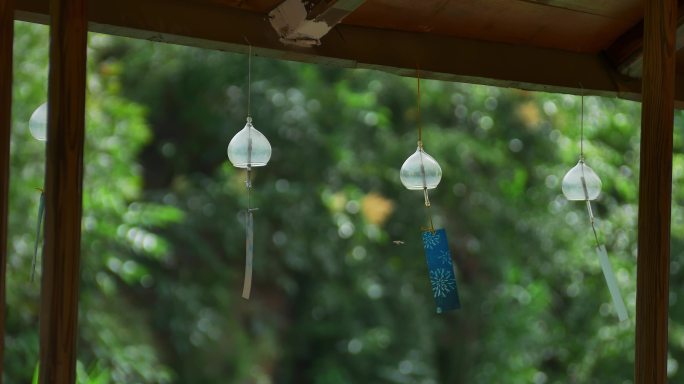 天空屋檐下随风飘动的风铃