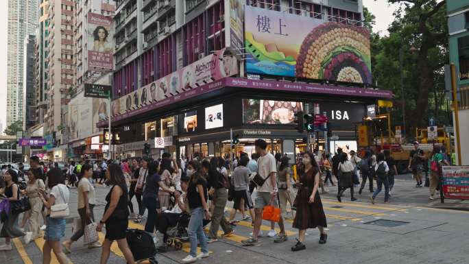 香港街头繁忙人行道和车流