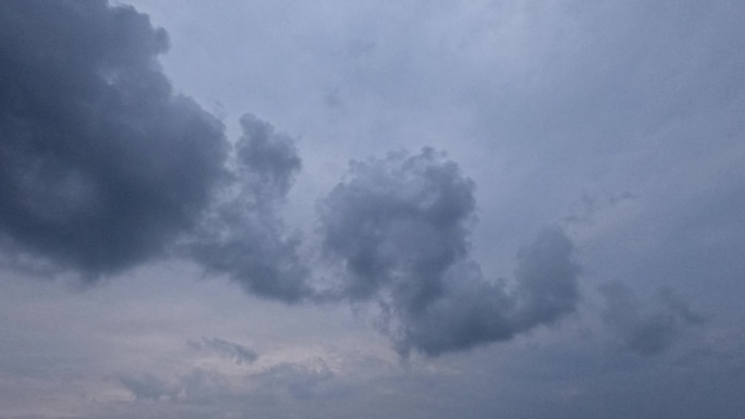 乌云飘动雷雨将至