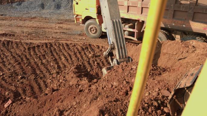 挖掘机挖土 砂石厂运输